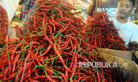 Pedagang menata cabai merah keriting di Pasar Induk Kramatjati, Jakarta, Kamis (13/10).