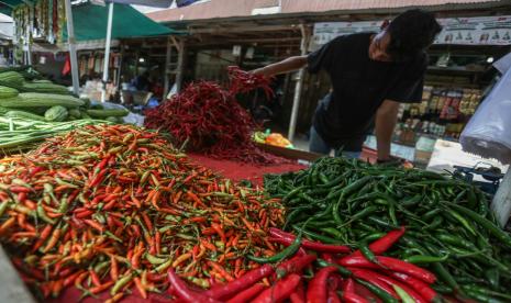 Pedagang menata cabai yang dijual di pasar (ilustrasi). Harga cabai merah di pasar Sumatra Utara terus naik dan kini sudah mencapai Rp 130.000 per kg dari harga normal hanya Rp 30 ribuan per kg.