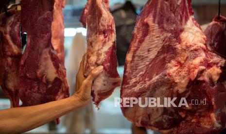 Pedagang menata daging sapi yang dijual di Pasar Senen, Jakarta, Senin (10/5/2021). 