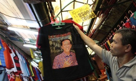  Pedagang menata kaos bergambar Jokowi di kawasan Pasar Baru, Jakarta Pusat, Kamis (27/3).  (foto: Raisan Al Farisi)