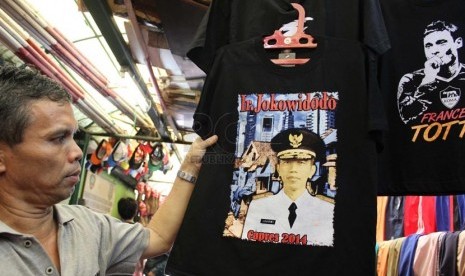  Pedagang menata kaos bergambar Jokowi di kawasan Pasar Baru, Jakarta Pusat, Kamis (27/3).  (foto: Raisan Al Farisi)