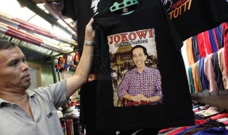  Pedagang menata kaos bergambar Jokowi di kawasan Pasar Baru, Jakarta Pusat, Kamis (27/3).  (foto: Raisan Al Farisi)