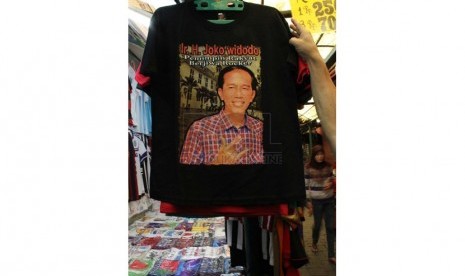 Pedagang menata kaos bergambar Jokowi di kawasan Pasar Baru, Jakarta Pusat, Kamis (27/3).  (foto: Raisan Al Farisi)