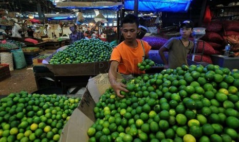 Pedagang menata komoditas sayuran dan holtikultura di Pasar  (Republika/Tahta Aidilla).