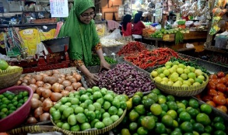  Pedagang menata komoditas sayuran yang di jual di Pasar Rumput, Jakarta, Ahad (15/3).