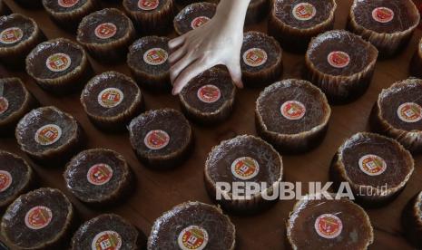 Pedagang menata kue keranjang yang dijual di rumah makan. Omzet kue keranjang meningkat menjelang perayaan Tahun Baru Imlek bagi warga China. (ilustrasi)