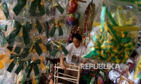 Pedagang menata parcel lebaran di kasawan Cikini, Jakarta, Senin (19/6)