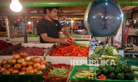 Pedagang menata sayuran-sayuran di pasar (ilustrasi). Pemkot Madiun, Jawa Timur, pantau harga pangan jelang Natal dan tahun baru.