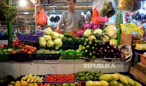 Pedagang menata sayuran yang dijual di Pasar Senen, Jakarta