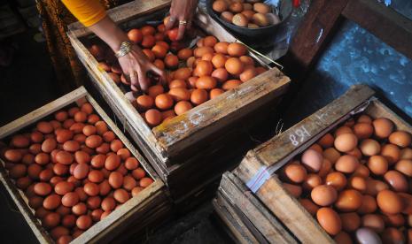 Pedagang menata telur ayam di Pasar Bitingan, Kudus, Jawa Tengah. Para ekonomi memproyeksi kenaikan laju inflasi tahunan untuk periode bulan Juli 2022 melanjutkan tren kenaikan dari sebelumnya. Harga pangan mendominasi faktor pemicu kenaikan inflasi.