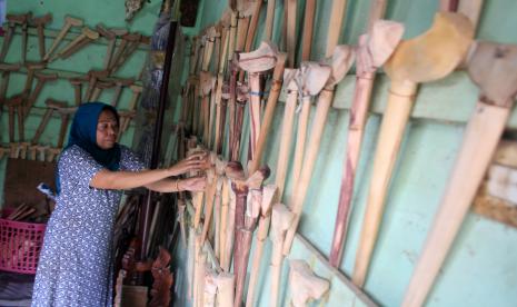 Pedagang menata warangka (sarung) keris yang dijualnya di Pasar Mojotrisno, Mojoagung, Jombang, Jawa Timur, Rabu (27/7/2022). Warangka keris itu dijual dari Rp150 ribu sampai Rp750 ribu per biji tergantung bahan baku. 