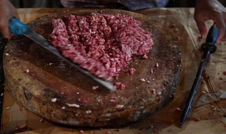 Pedagang mencincang daging sapi yang dijual di Pasar Minggu, Jakarta Selatan. Pakar pangan yang juga Koordinator Kelompok Riset Pangan ASUH Universitas Jember (Unej) Dr Nurhayati memberikan tips makan daging yang sehat di tengah wabah penyakit mulut dan kuku (PMK).