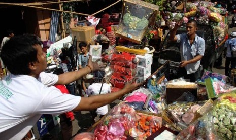  Pedagang mengamankan parcel-parcel saat penertiban kios kios pedagang di Stasiun Cikini, Jakarta Pusat, Kamis (22/8).  (Republika/Yasin Habibi)