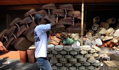  Pedagang mengamankan parcel-parcel saat penertiban kios kios pedagang di Stasiun Cikini, Jakarta Pusat, Kamis (22/8).  (Republika/Yasin Habibi)