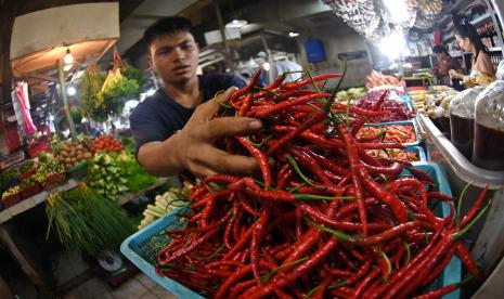 Pedagang mengambil cabai merah keriting untuk ditimbang di Pasar Senen, Jakarta, Rabu (13/7/2022)Koordinator Nasional, Koalisi Rakyat untuk Kedaulatan Pangan (KRKP), Said Abdullah, menuturkan, naiknya harga komoditas pangan akhir-akhir disebabkan oleh dua faktor utama, pergerakan harga global dan gangguan produksi dalam negeri. 