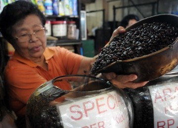 Pedagang mengambil kopi untuk ditimbang di Pasar Senen, Jakarta, Selasa (14/2). (Republika/Wihdan Hidayat)