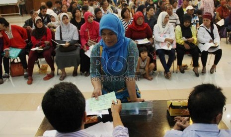  Pedagang mengantre untuk mengikuti proses undian lapak di Blok G, Tanah Abang di Kantor Walikota, Jakarta Pusat, Senin (19/8).  (Republika/Yasin Habibi)