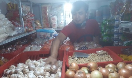 Pedagang mengatur bawang putih di kios miliknya di Pasar Panorama, Lembang, Kabupaten Bandung Barat, Kamis (9/5).