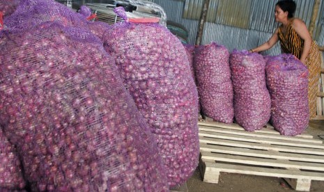 Pedagang mengatur tumpukan bawang merah dalam karung di Pasar Tradisional Baruga, Kendari, Sulawesi Tenggara, Sabtu (27/4/2019). 