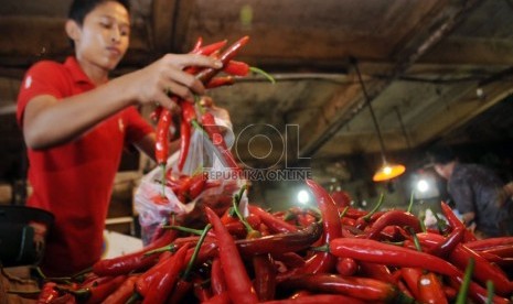   Pedagang mengemasi cabai-cabai yang dibeli pelanggannya di Pasar Senen, Jakarta, Rabu (13/3).   (Republika/Aditya Pradana Putra)