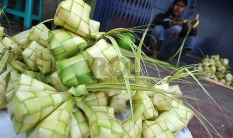  Pedagang menggelar kulit ketupat di Pasar Kanoman, Cirebon, Ahad (27/7). (Republika/ Wihdan)