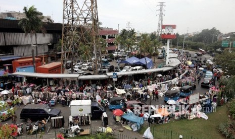  Pedagang menggelar lapak dagangannya di bahu Jalan Kramat Bunder depan Pasar Senen, Jakarta Pusat, Selasa (24/1). 