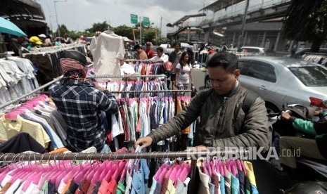  Pedagang menggelar lapak dagangannya di bahu Jalan Kramat Bunder depan Pasar Senen, Jakarta Pusat, Selasa (24/1). 