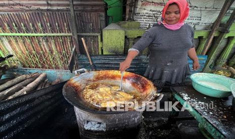 Pedagang menggoreng pisang pada lapak dagangannya di Palu, Sulawesi Tengah, Rabu (23/3/2022). Pelaku usaha kecil di daerah tersebut mengeluhkan tingginya harga minyak goreng dipasaran, termasuk harga minyak goreng curah yang dijual pedagang pengecer dengan harga di atas HET yang telah ditetapkan pemerintah. 