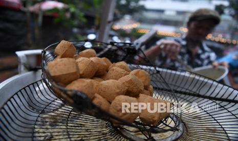 Pedagang menggoreng tahu untuk dijual di Pasar Baru, Jakarta Pusat, Jumat (8/4/2022). Mengonsumsi sayur bisa membantu tubuh tidak menyerap kolesterol terlalu banyak ketika menyantap makanan yang digoreng, seperti tahu goreng atau bakwan, saat berbuka puasa. 