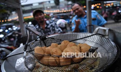 Pedagang menggoreng tahu untuk dijual di Pasar Baru, Jakarta Pusat, Jumat (8/4/2022). Pemerintah akan memberikan bantuan langsung tunai (BLT) minyak goreng sebesar Rp300 ribu untuk tiga bulan sekaligus yaitu April, Mei, dan Juni kepada 20,5 juta keluarga yang termasuk dalam daftar Bantuan Pangan Non Tunai dan Program Keluarga Harapan serta 2,5 juta PKL yang berjualan makanan gorengan.