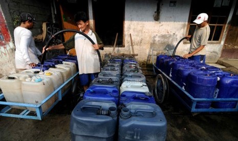  Pedagang mengisi jerigen dengan air bersih di kawasan Muara Baru, Jakarta, Jumat (21/3). (Republika/Wihdan)