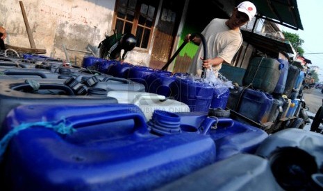  Pedagang mengisi jerigen dengan air bersih di kawasan Muara Baru, Jakarta, Jumat (21/3). (Republika/Wihdan)