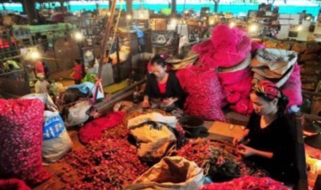 Pedagang mengupas bawang merah sebelum dijual di Pasar Induk Kramat Jati, Jakarta. (Republika/Edwin Dwi Putranto)