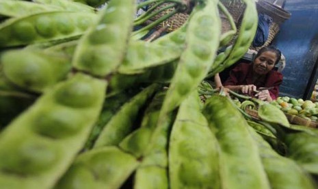 Pedagang mengupas petai di Pasar Gede, Solo, Jawa Tengah.