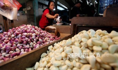  Pedagang menimbang bawang merah di pasar tradisional. Pemerintah menyebut harga bawang sudah berangsur turun.