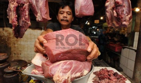 Pedagang menimbang daging sapi lokal dagangannya di Pasar Minggu, Jakarta, Kamis (18/7).     (Republika/Aditya Pradana Putra)