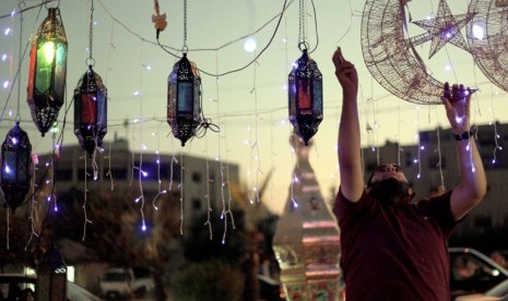  Pedagang menjajakan dekorasi hiasan lampu untuk Ramadhan di Amman, Yordania, Kamis (19/7). (Mohammad Hannon/AP)