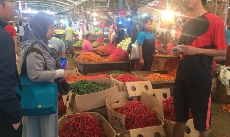 Pedagang menjual cabai dan bawang merah dengan harga stabil setelah Hari Raya Natal dan Tahun Baru