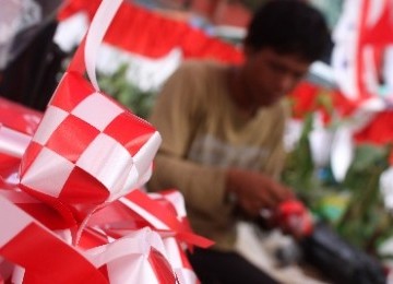 Pedagang menjual ketupat Merah Putih di pasar Tanah Abang, Jakara Pusat. Aksesori ini memadukan semarak Ramadhan dan semangat peringatan HUT Kemerdekaan RI.