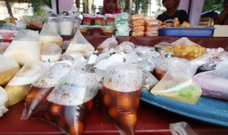 Pedagang menjual menu untuk berbuka puasa.