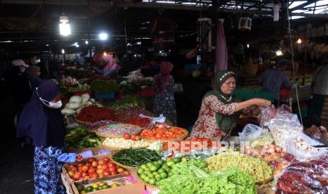 Pedagang menjual sayur-mayur di Pasar Kebayoran Lama, Jakarta. Survei Konsumen Juni 2022 mengindikasikan optimisme konsumen terhadap kondisi ekonomi tetap kuat. Hal ini terindikasi dari Indeks Keyakinan Konsumen (IKK) Juni 2022 sebesar 128,2 atau tetap berada pada level optimis atau indeks di atas 100), relatif stabil dibandingkan dengan bulan sebelumnya yang sebesar 128,9.