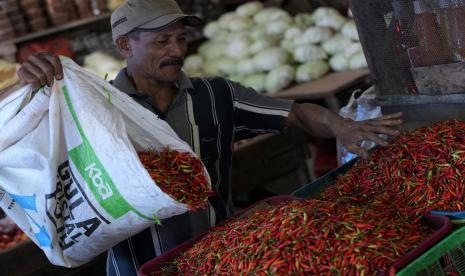 Pedagang menuangkan cabai dari dalam karung untuk dijual di Pasar Tradisional Mandonga, Kendari, Sulawesi Tenggara, Rabu (7/9/2022). Harga berbagai cabai di tingkat pedagang naik drastis misal cabai keriting dan cabai rawit dari Rp35 ribu per kilogram naik menjadi Rp60 ribu per kilogram dampak dari kenaikan BBM berimbas naiknya sewa transportasi angkutan.