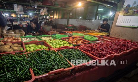 Pedagang menunggu calon pembeli di PD Pasar Jaya Jatinegara, Jakarta (ilustrasi). Badan Pusat Statistik (BPS) mencatat penurunan sejumlah harga komoditas pangan pokok selama Agustus 2022. Penurunan sejumlah komoditas itu bahkan berdampak pada deflasi sebesar 0,21 persen.