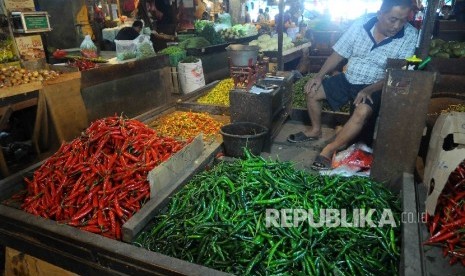 Pedagang menunggu pembeli cabai di Pasar Senen, Jakarta Pusat.