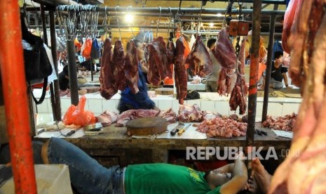  Pedagang menunggu pembeli daging sapi di Pasar Senen Jakarta Pusat, Selasa (7/6). (Republika/Agung Supriyanto)