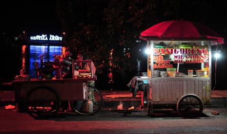 Pedagang menunggu pembeli di kawasan kuliner Tanggo Rajo dengan latar belakang Sungai Batanghari di Jambi, Rabu (1/9/2021). Menteri Koperasi dan UKM Teten Masduki menyampaikan realisasi penyaluran Bantuan Presiden Produktif Usaha Mikro (BPUM) 2021 sudah mencapai Rp14,21 triliun atau 92,35 persen dari total Rp15,36 triliun.