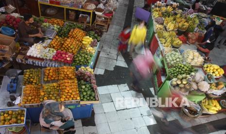 Pedagang menunggu pembeli di Pasar Gede Solo, Jawa Tengah, Rabu (6/4/2022).