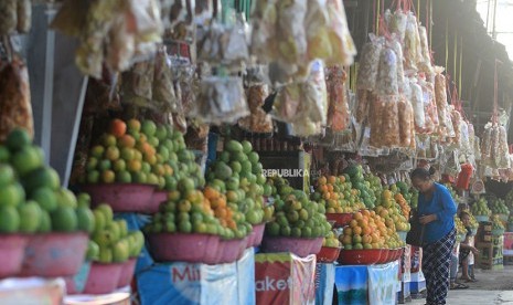 Pedagang menunggu pembeli oleh-oleh di jalur Pantura Kertasmaya, Indramayu, Jawa Barat, Selasa (12/6).