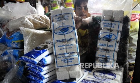  Pedagang menunjukan garam di Pasar Tebet Timur, Jakarta, Ahad (5/3).