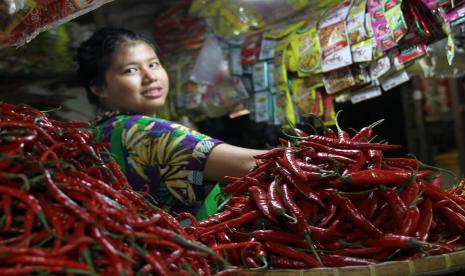 Pedagang menunjukkan cabai merah dan cabai keriting di lapak Pasar Baruga, Kendari, Sulawesi Tenggara, Kamis (12/8/2021). Menurut pedagang dalam sepekan terakhir harga berbagai jenis cabai mengalami penurunan seperti harga cabai merah keriting turun dari Rp45 ribu menjadi Rp25 ribu per kilogram dan cabai rawit hijau dari Rp35 ribu turun menjadi Rp20 ribu per kilogram akibat pasokan dari petani meningkat.